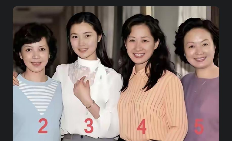 这是70年代末我的5个姨，漂亮吧！记得小时候，有好多的帅哥，在姥姥家门里大门外面