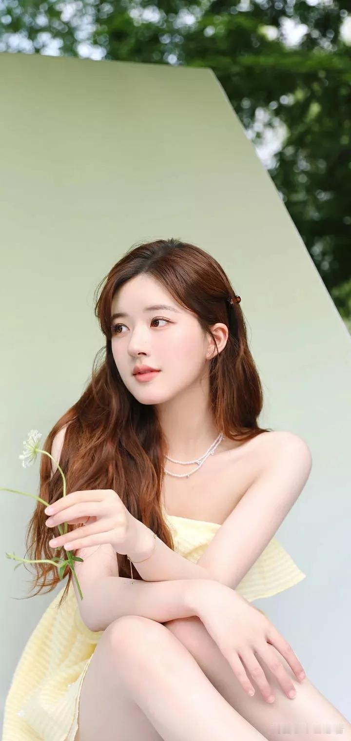 少女在花丛中轻抚花瓣，那温柔的午后时光，宛如一幅绝美的画卷。
在这美好的画面里，