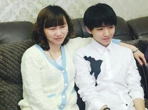 王俊凯的爸爸是一名出租车司机，妈妈也是生产队里一名普通员工，但是王俊凯却成为了多
