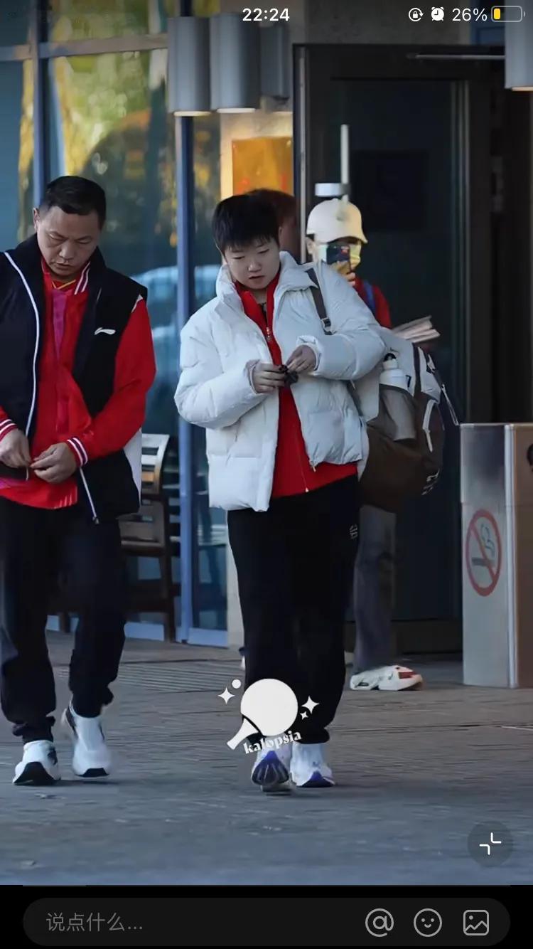 看到我莎拿着葡萄笑了
我可以短暂原谅全世界
却还是没有办法释怀
特别心疼她
看到