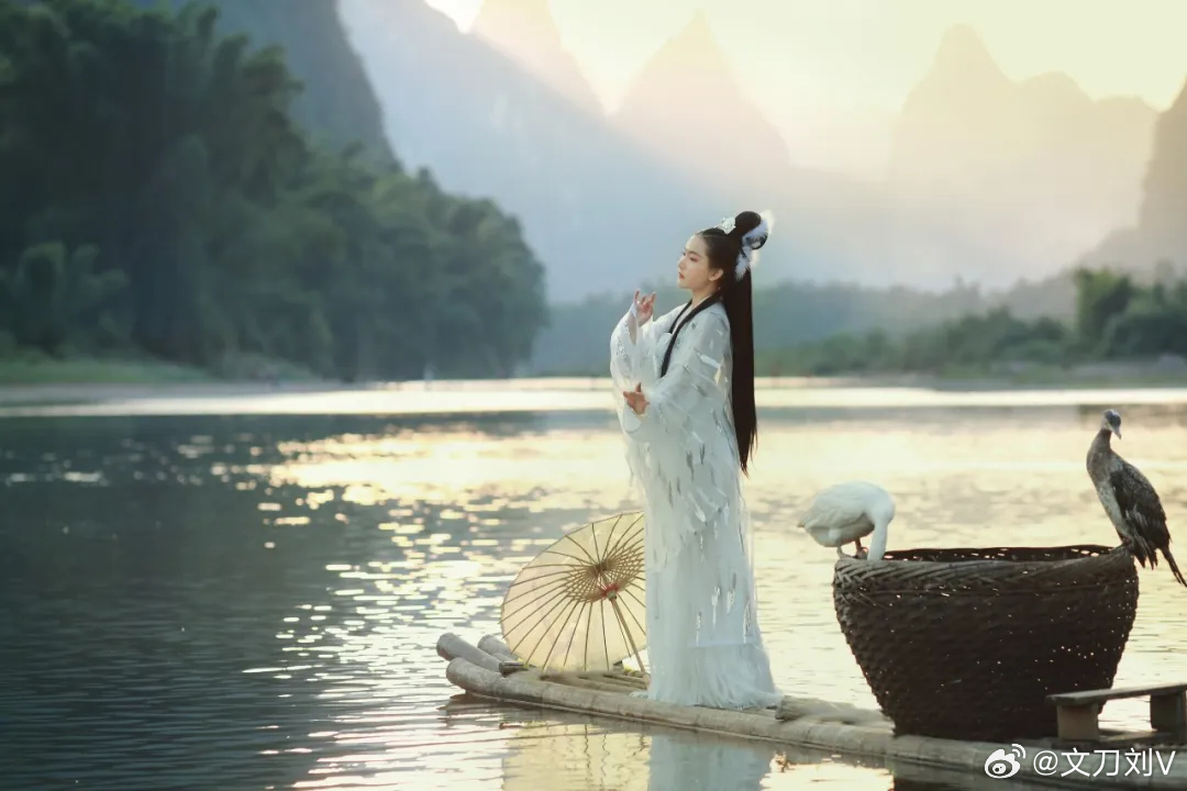 读书  孔子曰：“水和君子一样，它有着无私奉献的德行；有着向低处流的谦逊；有着向