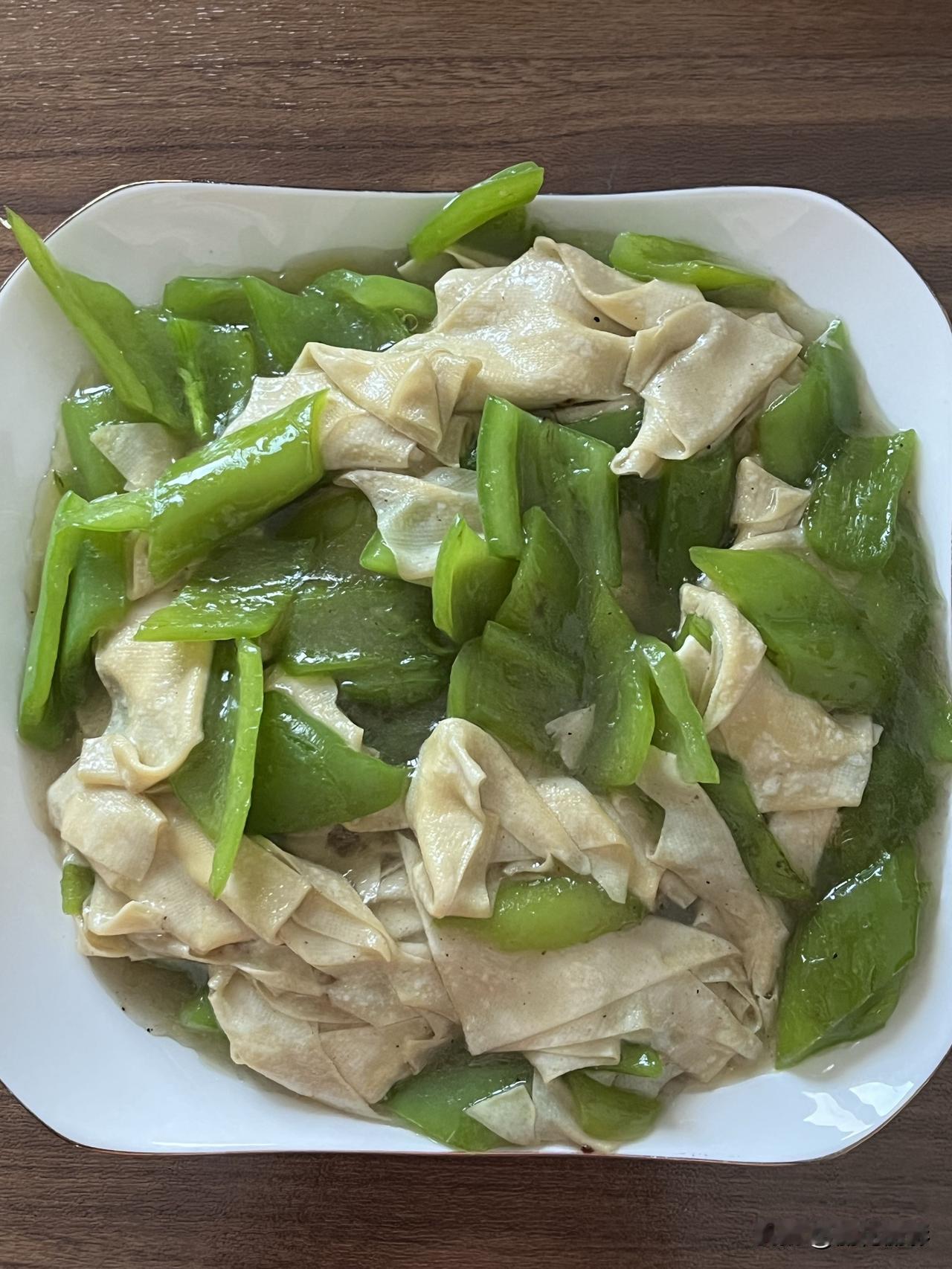 好友们晚上好！立夏安康，晚餐香香！今天的晚餐：
尖椒干豆腐
酱梅花骨
红薯玉米