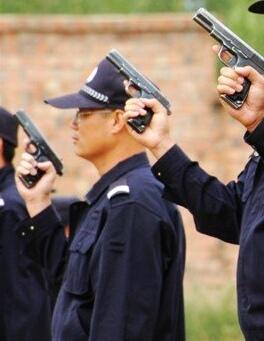 你还记得上一次打枪是什么时候吗？我是在入警第一年！快二十年了！