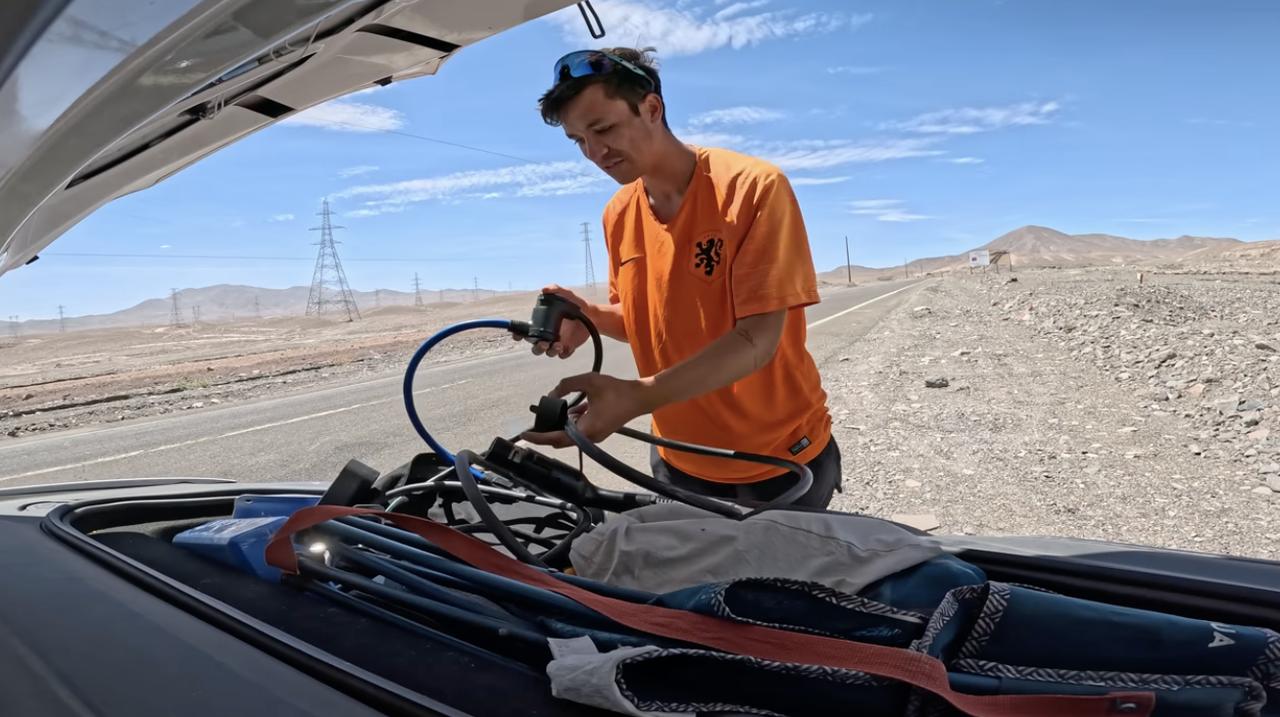 特斯拉车主在沙漠中电池耗尽，用应急太阳能板充电
一位油管博主驾驶特斯拉Model