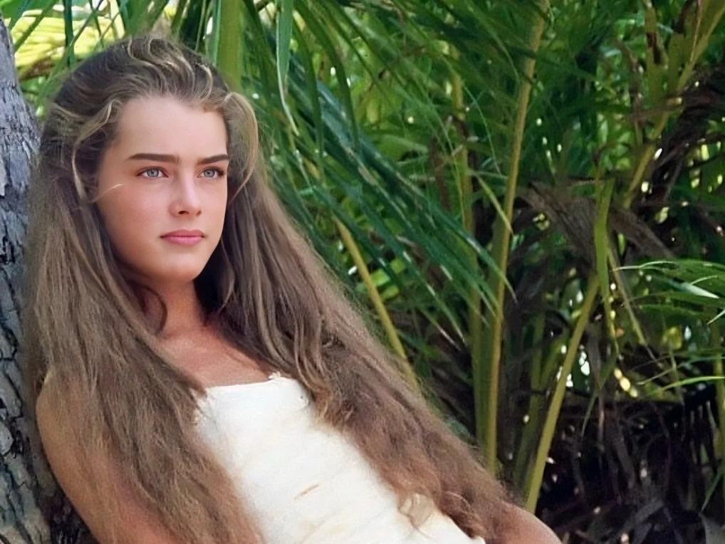 她的美貌被誉为“世界第八大奇迹”
13岁时 长相就惊为天人
既有着少女的稚嫩
又