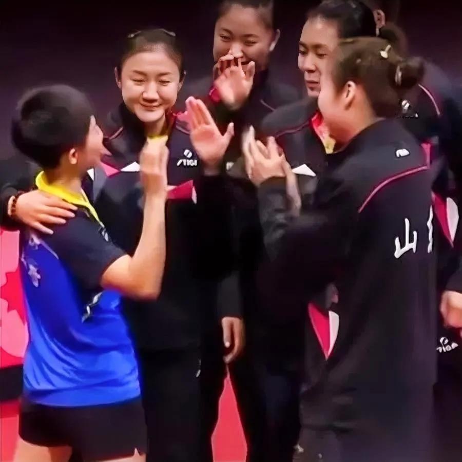 山东队夺冠了，我却替现场捏了把汗。

不是冠军不配，是满场喊“何卓佳”的声音，太