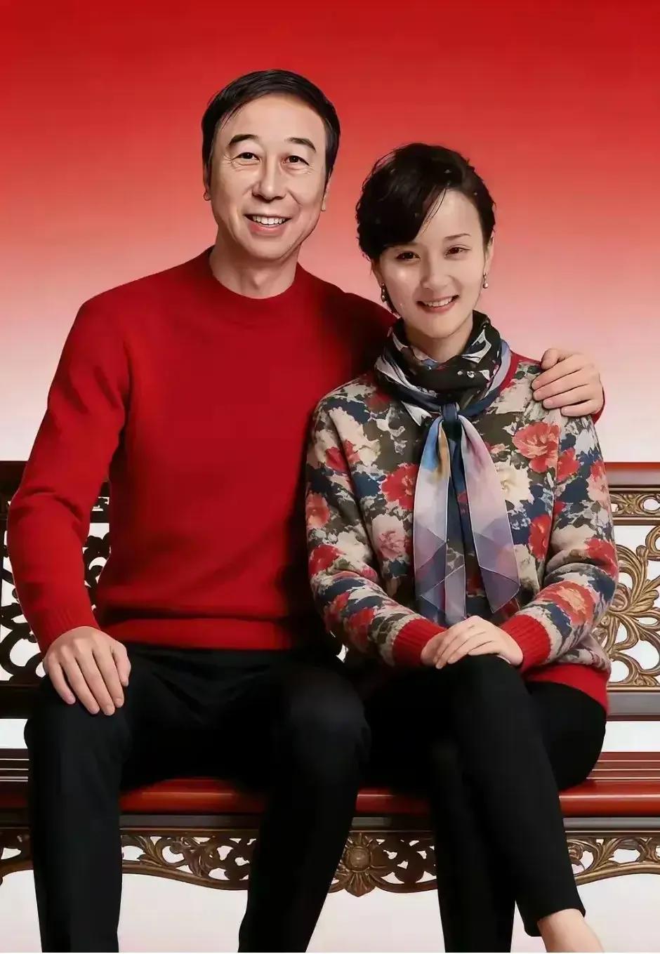 天呐！原来这才是冯巩老师的妻子！冯巩登上央视春晚舞台三十余载，凭借风趣幽默的语言