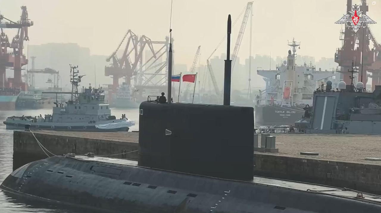 中俄海军“海上联合-2026”联合演习期间，双方潜艇同框现身，包括中方一艘039
