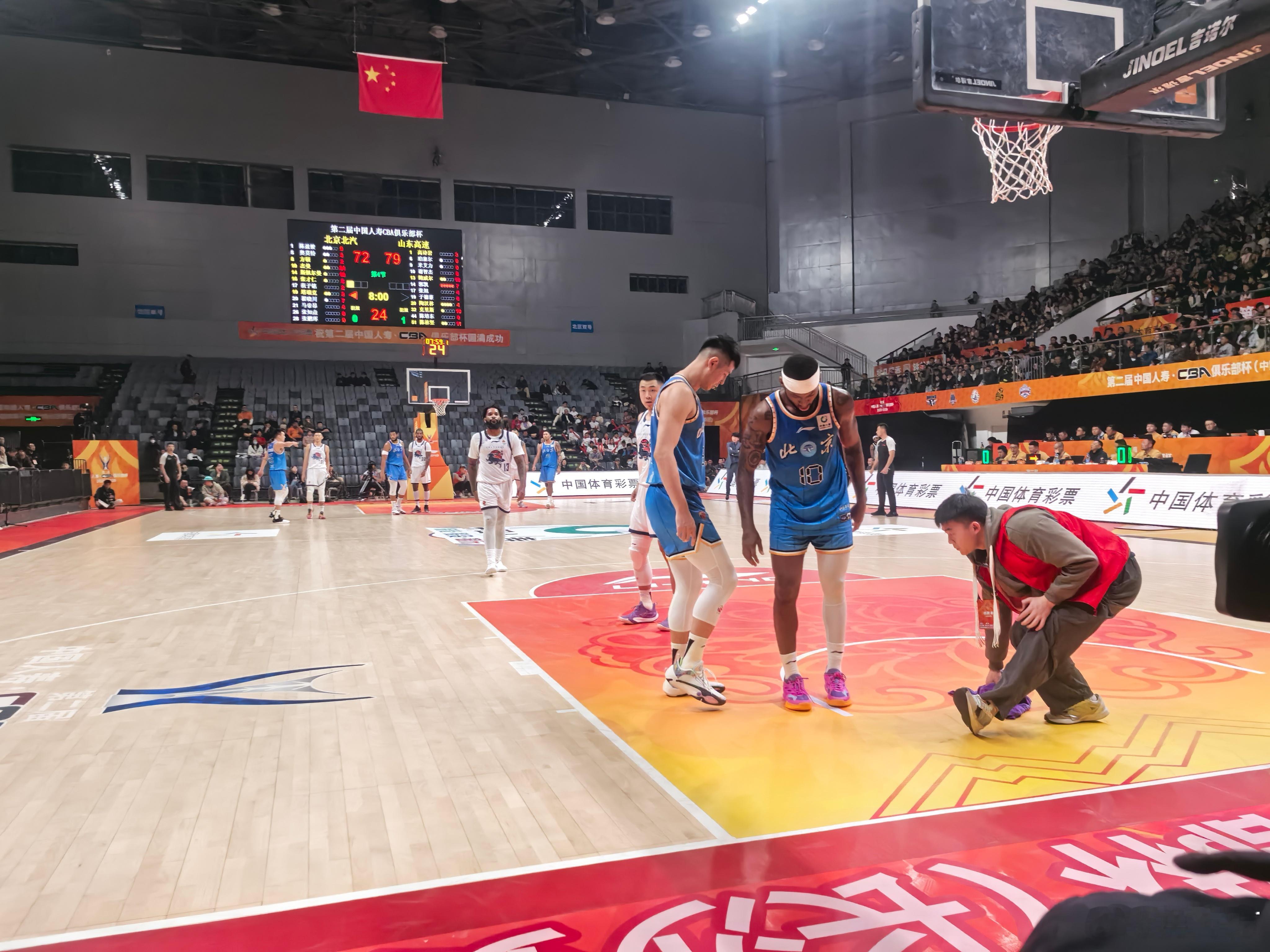 cba俱乐部杯 这块地贴总是很滑... 