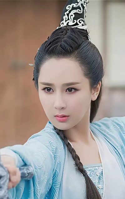 还记得当年杨紫因为陆雪琪被黑的很惨。如今回看仍旧不明白是为什么黑，明明很美啊！武