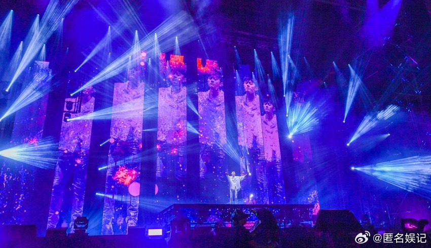 张杰鸟巢演唱会玩不过来了张杰未LIVE巡回演唱会 3小时连唱+百万灯光秀，眼睛耳