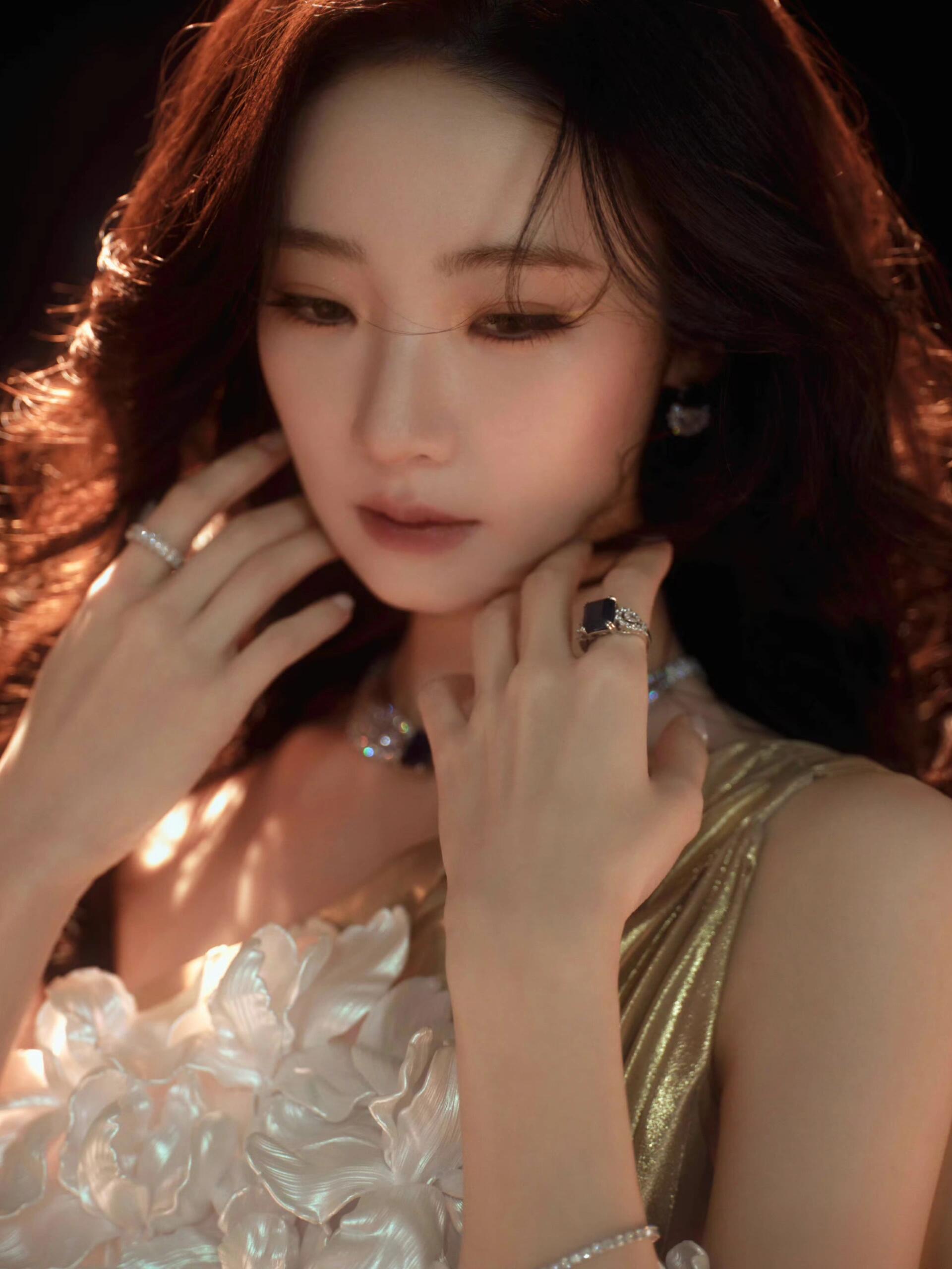 张艺凡从油画里走出的神女张艺凡又来贡献神图了，鎏金纱裙裹着曲线，暖光从头顶洒下来