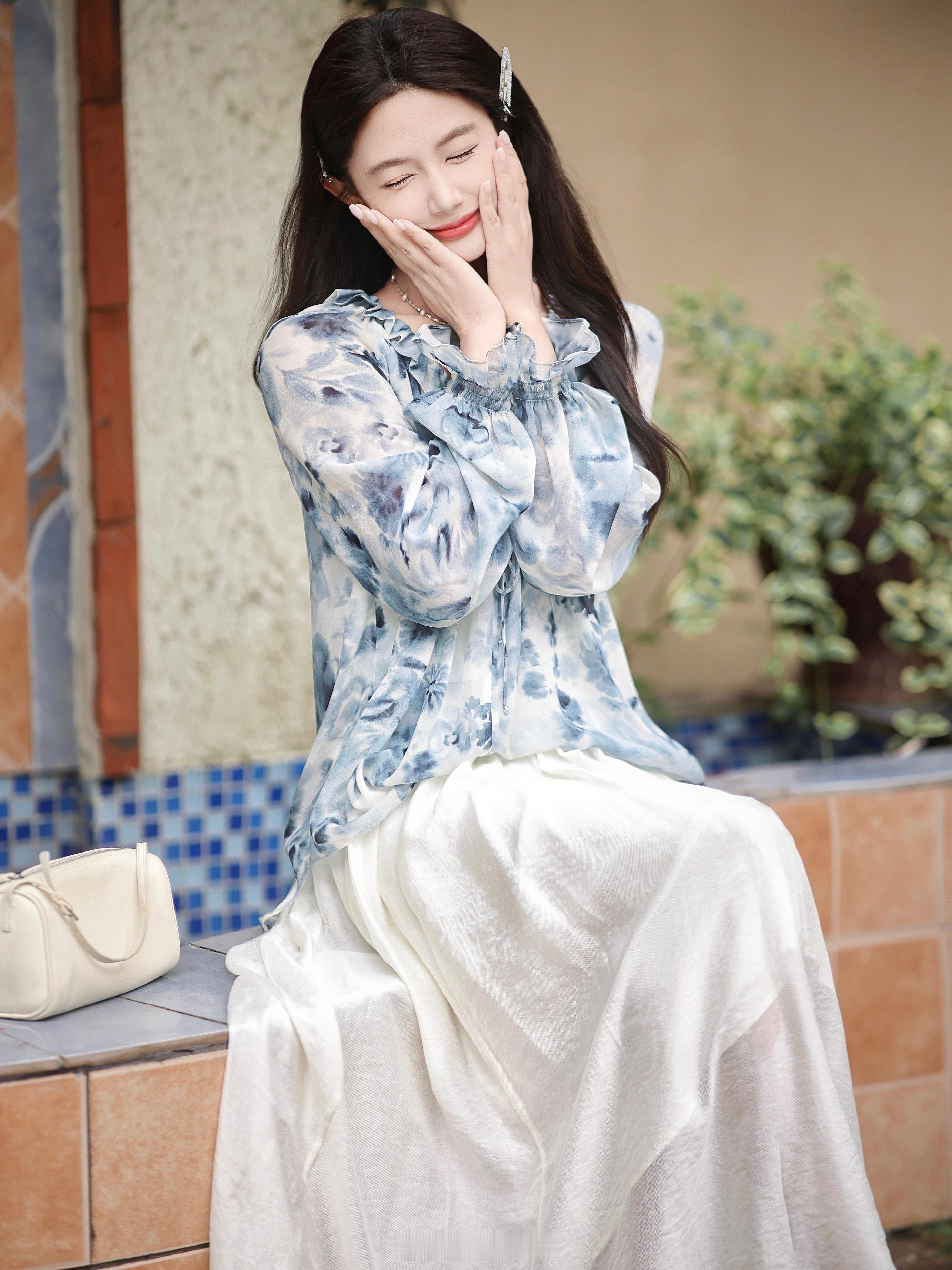 蓝白是什么神仙配色 清爽温柔啊啊！每次出现都美得“夏”我一跳[鼓掌]还是100真