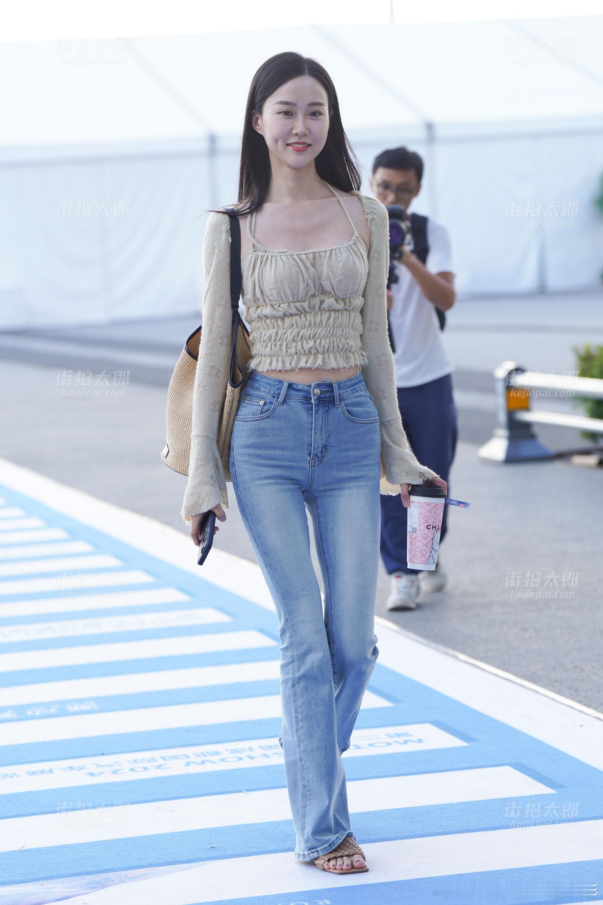 #街拍美女# ​​​