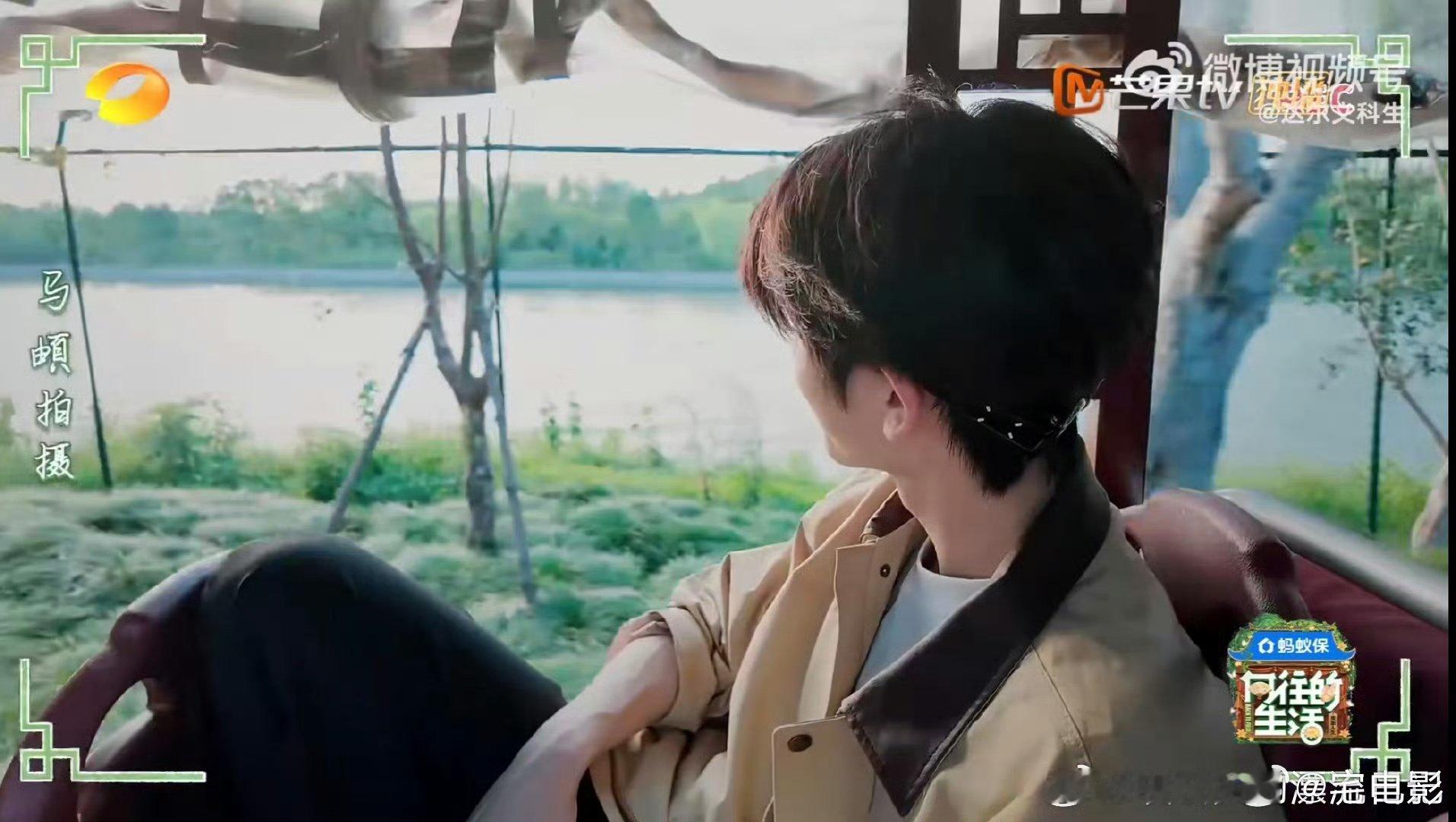 马頔拍张凌赫有站哥那味儿了！抢相机狂拍，夸“潋滟”太精准～ 