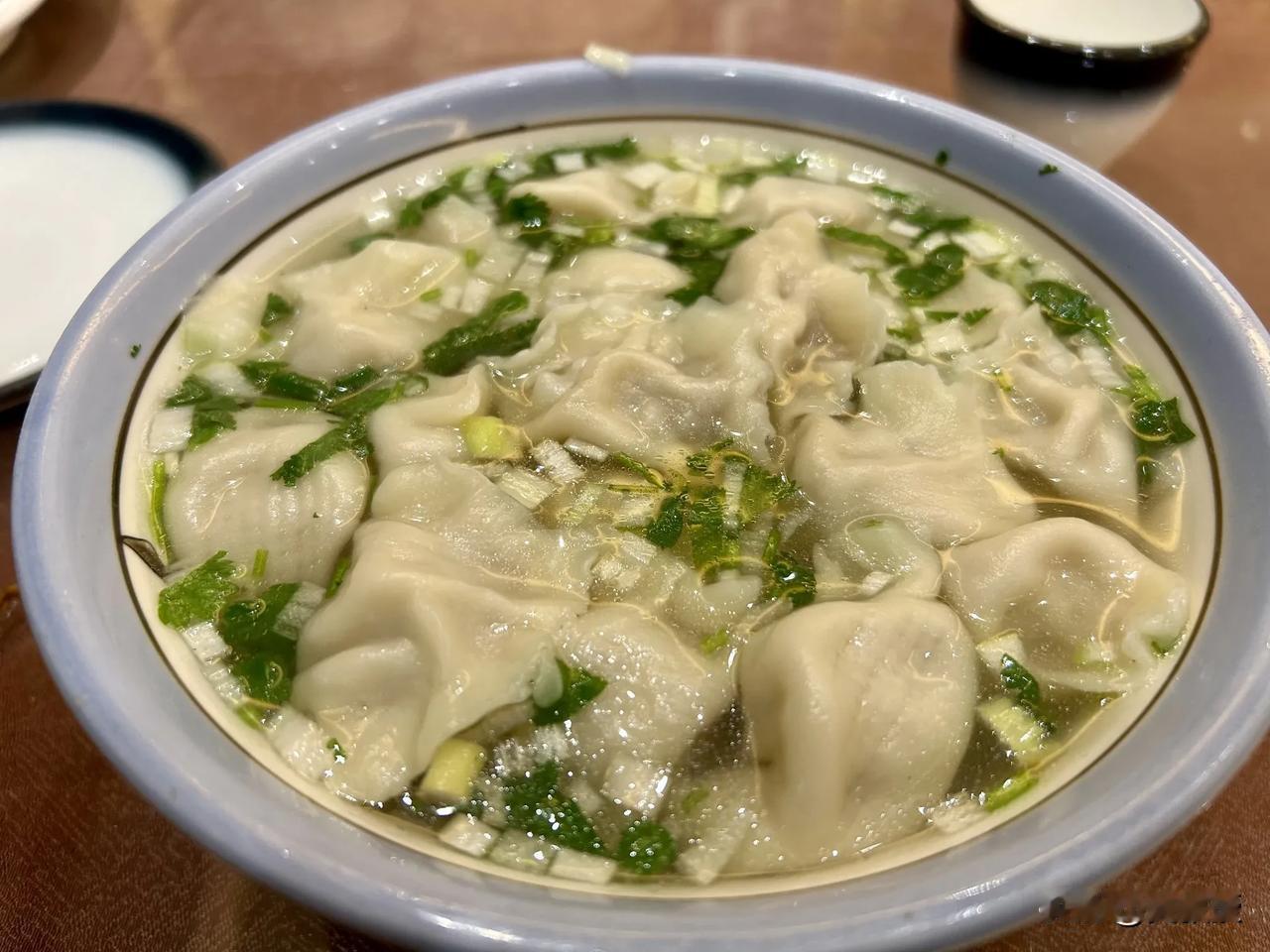 不瞒你说
在我到北京读大学之前
我一直认为饺子🥟都是带汤的
一次，我在大有庄的