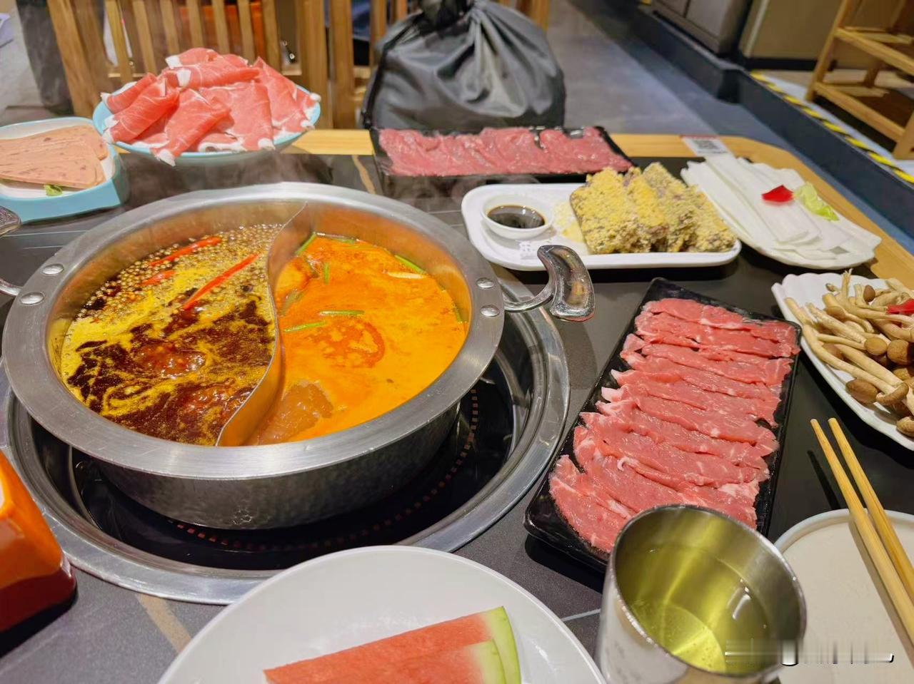 1. 扫尘祛浊净居所，罐罐茶香养脾胃
2. 社火舞动升阳气，年俗温补护安康
3.