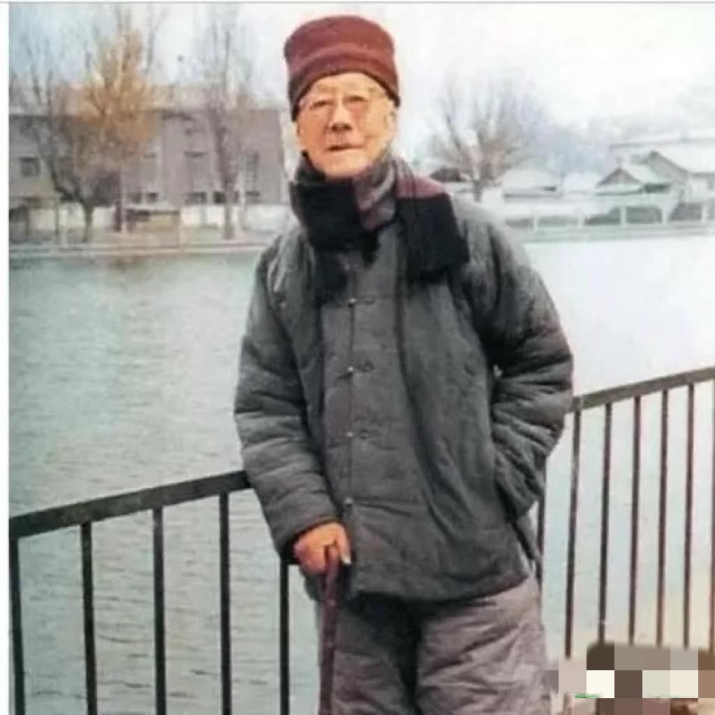 这是被誉为“捐献了半个故宫”的张伯驹。
张伯驹是近代著名收藏家，被誉为“天下民间