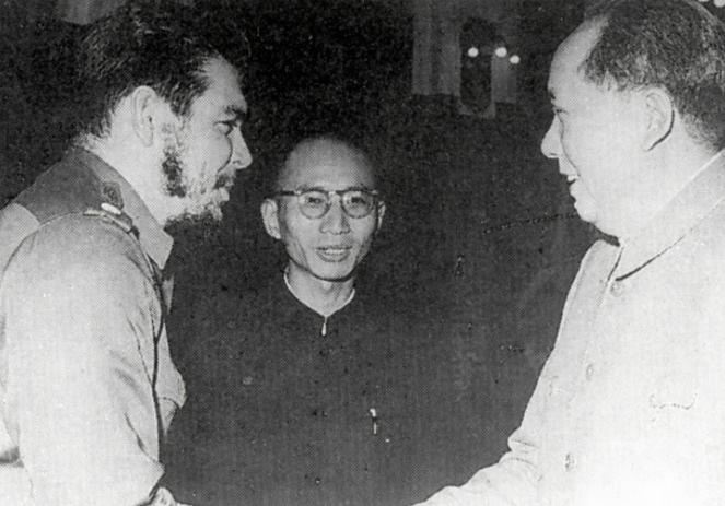 1960年，毛主席坚持要删除“中国人民在毛泽东主席领导下取得伟大成就”这句话，熊