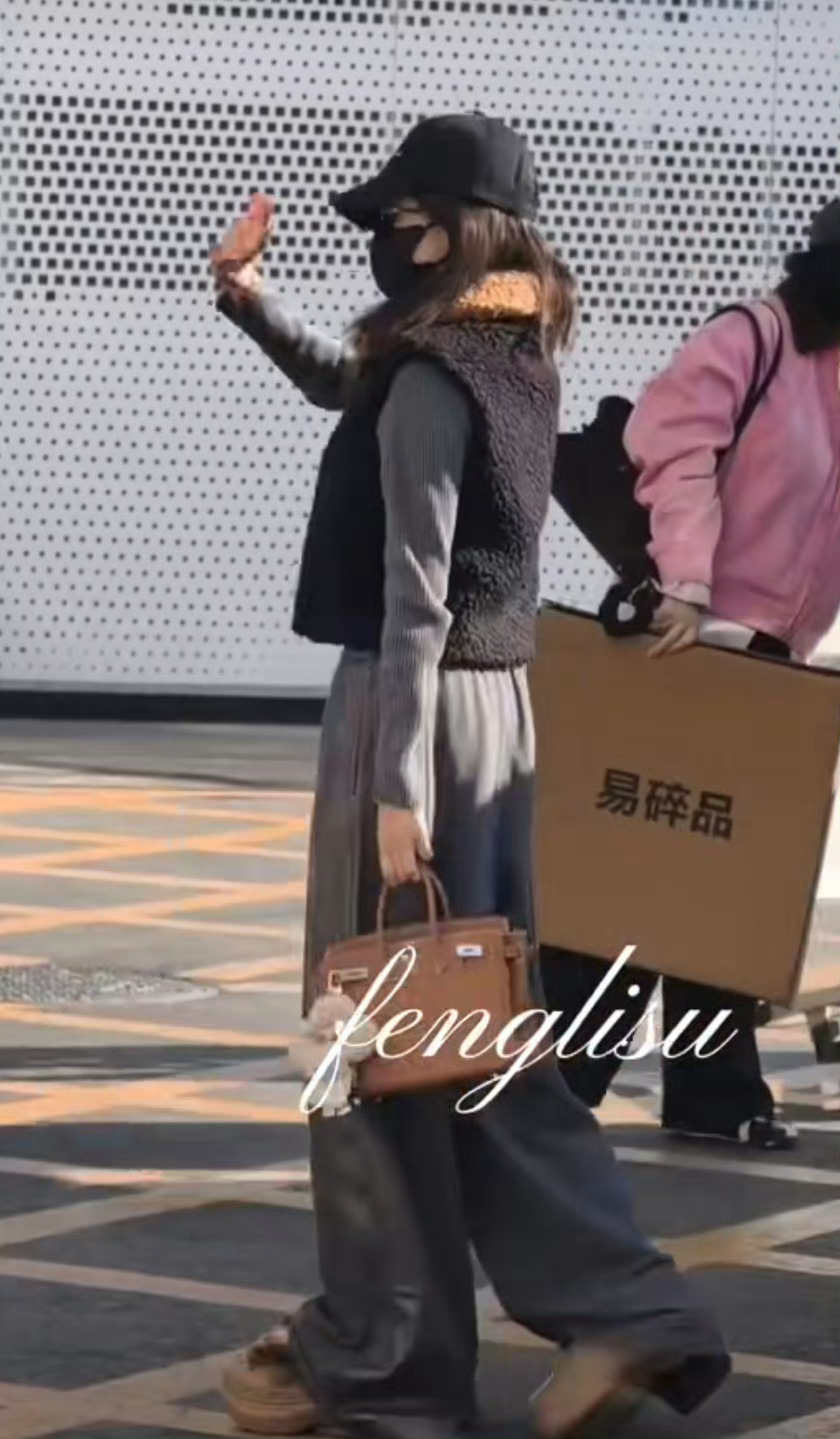 白鹿亲爱的客栈录制路透 白鹿去录综艺了，看到“梦妍用手放烟花李佩仪大爆”，就手动