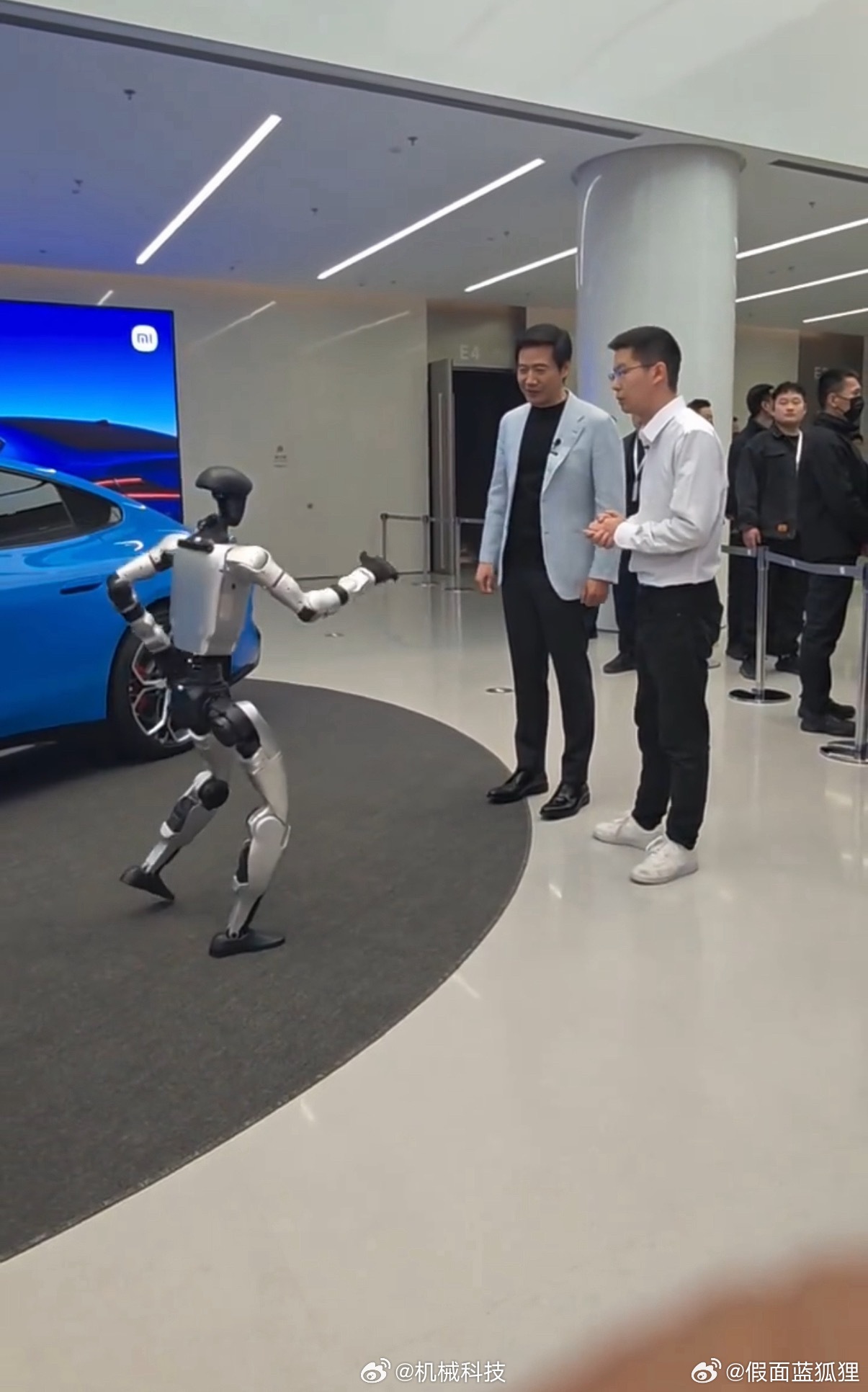 宇树王兴兴现身小米发布会科技圈梦幻联动太戳心啦！机器人大佬王兴兴带着自家机器人现