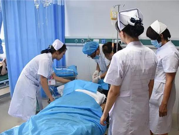 “电视剧都不敢这样演！”广西，一八旬老太因抢救无效离世后，被子女从医院拉回了家并