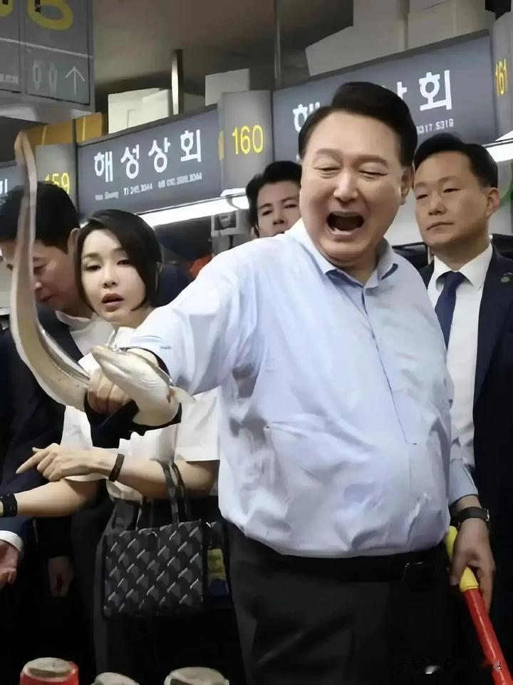 尹锡悦在菜市场抓了一条日本进口的海鳗鱼
说是晚上回家煮熟跟他整容媳妇一起享用
他