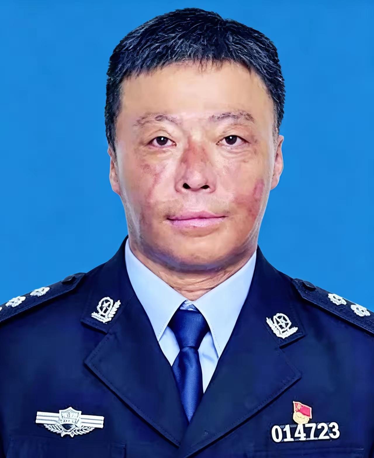 他烧伤的脸庞是危急时刻挺身而出、坚守初心使命的最好诠释。公安英模张劼扎根特警一线