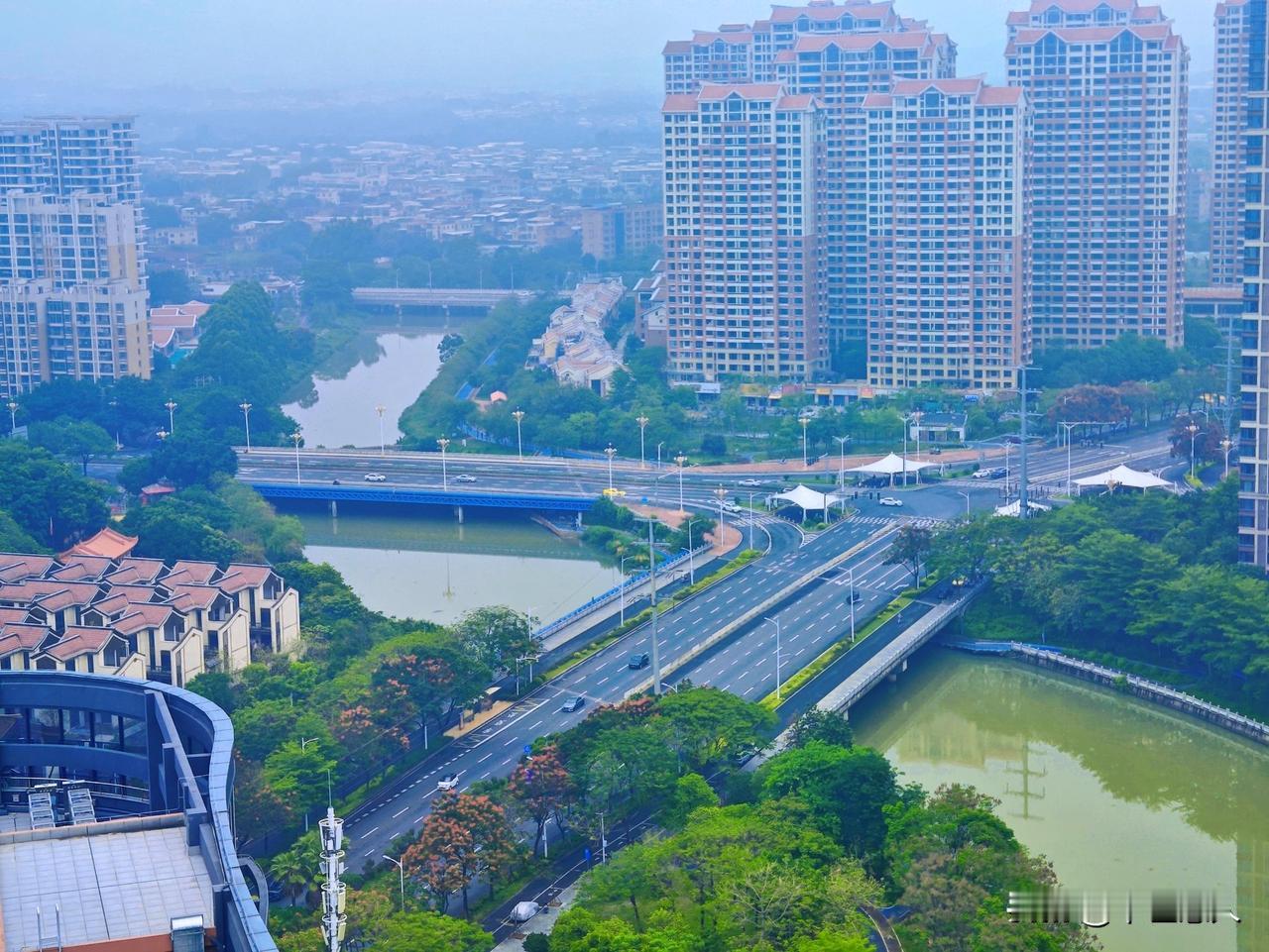 九十九湾宛如一条玉带，从福建省漳州市城区穿过，串起沿线一颗颗明珠。
图为九十九湾