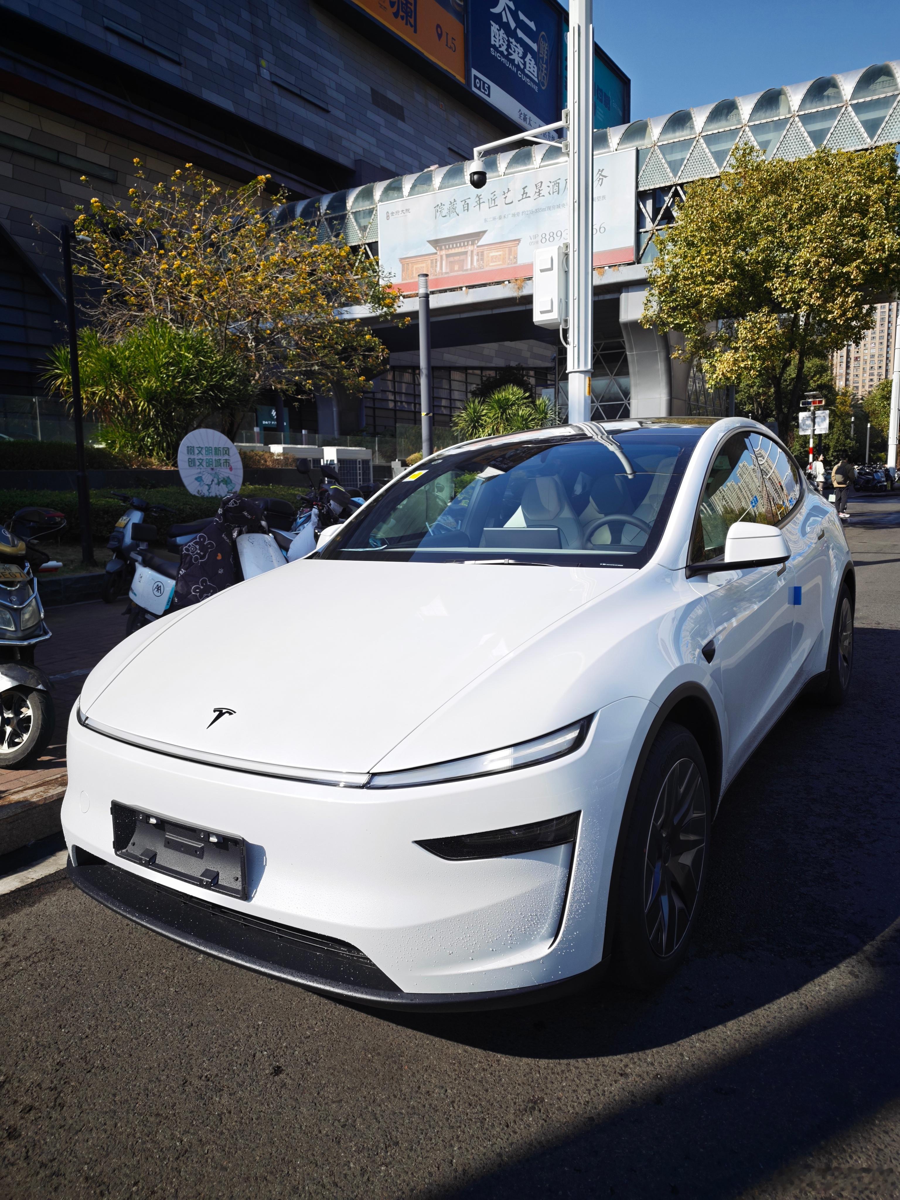 让我们忘记昨天的不愉快事件，昨天的重点是我期待已久的特斯拉Model YL——一