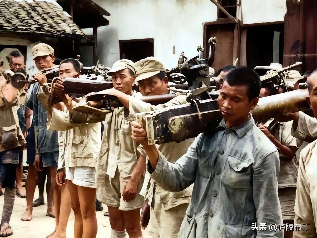 翻到这张1944年衡阳守军的老照片的时候，盯着看了好久。
照片里的士兵个个瘦得颧