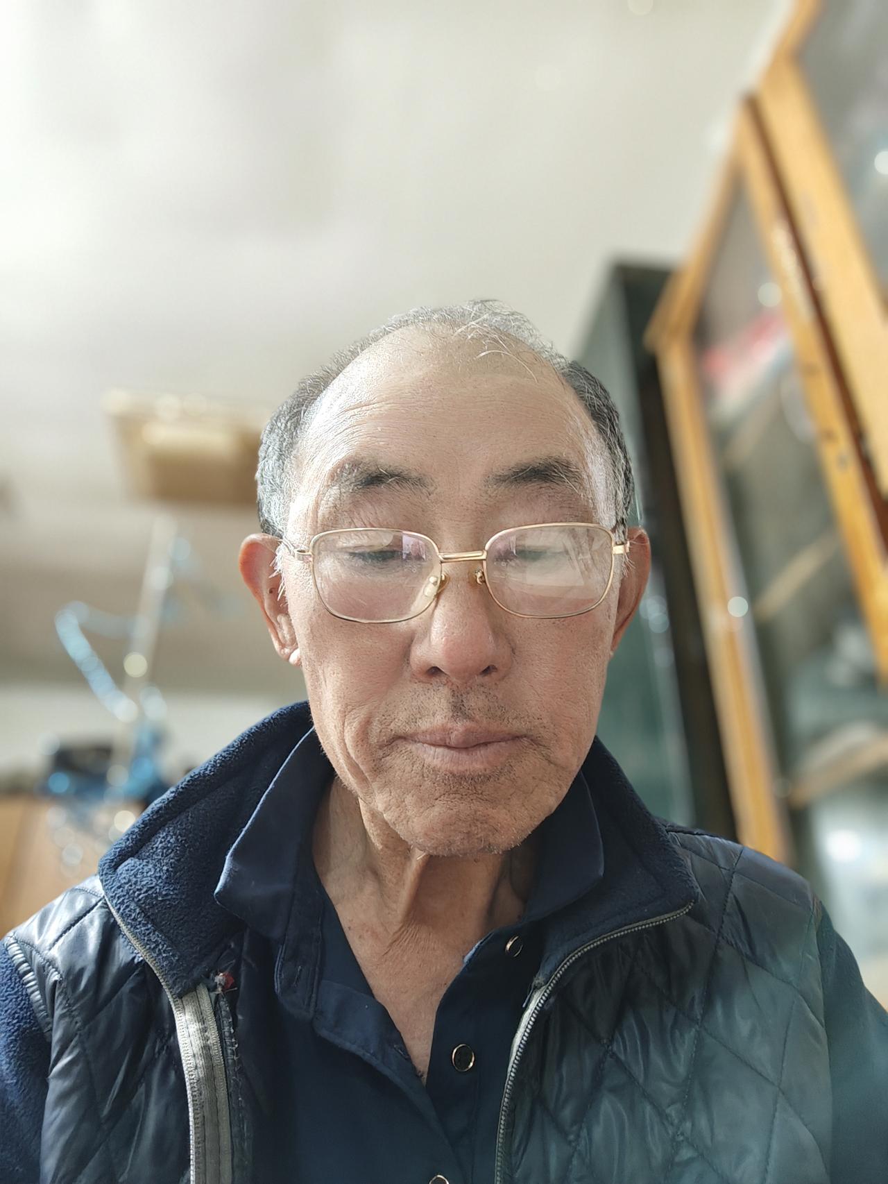 今天午后下雨了，难得休息日，要不下雨还得去地里干活。有人问我，都七十多岁，天天干