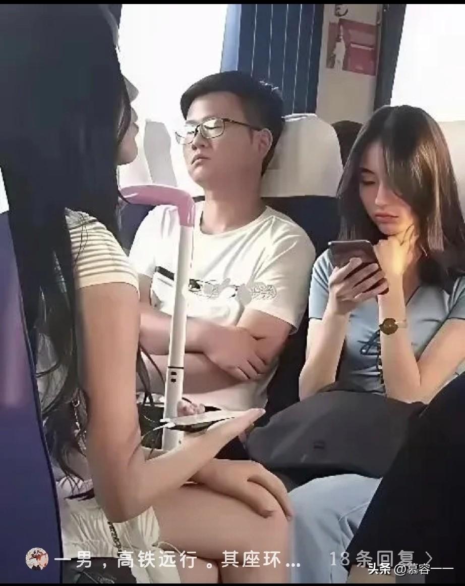 有网友说：不明白这位男子坐在这么好的位置上，为什么还能闭着眼睡？这浪费了多好的机