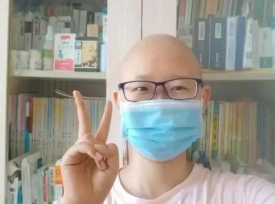 2019年，河北一家医院里，亲戚对19岁患癌女孩说：“7年了，你母亲卖2套房，花