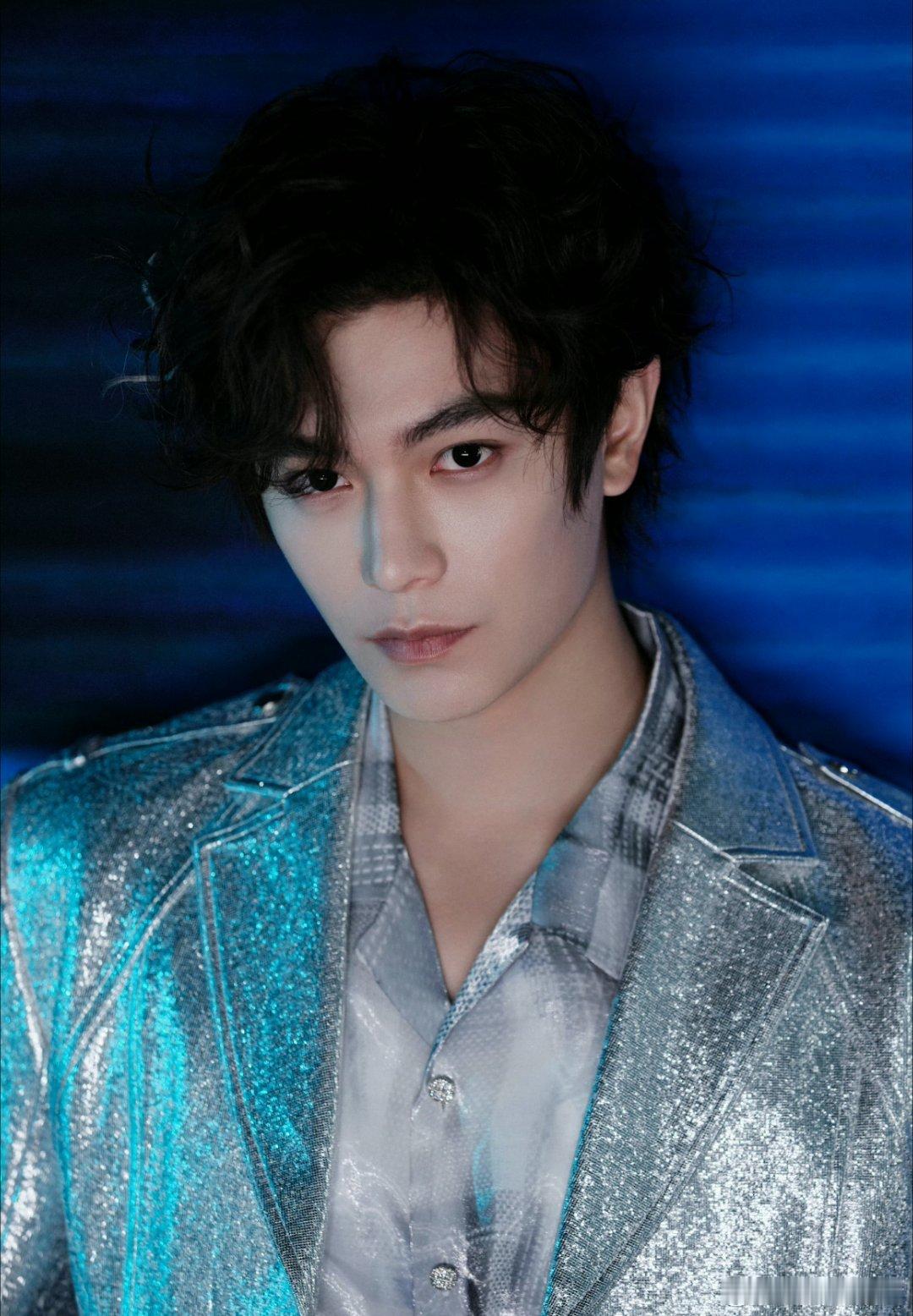 dyx 我与你之间只差一道光，光是风是影是星，是我追逐你时，你落满朝霞的眉。丁禹