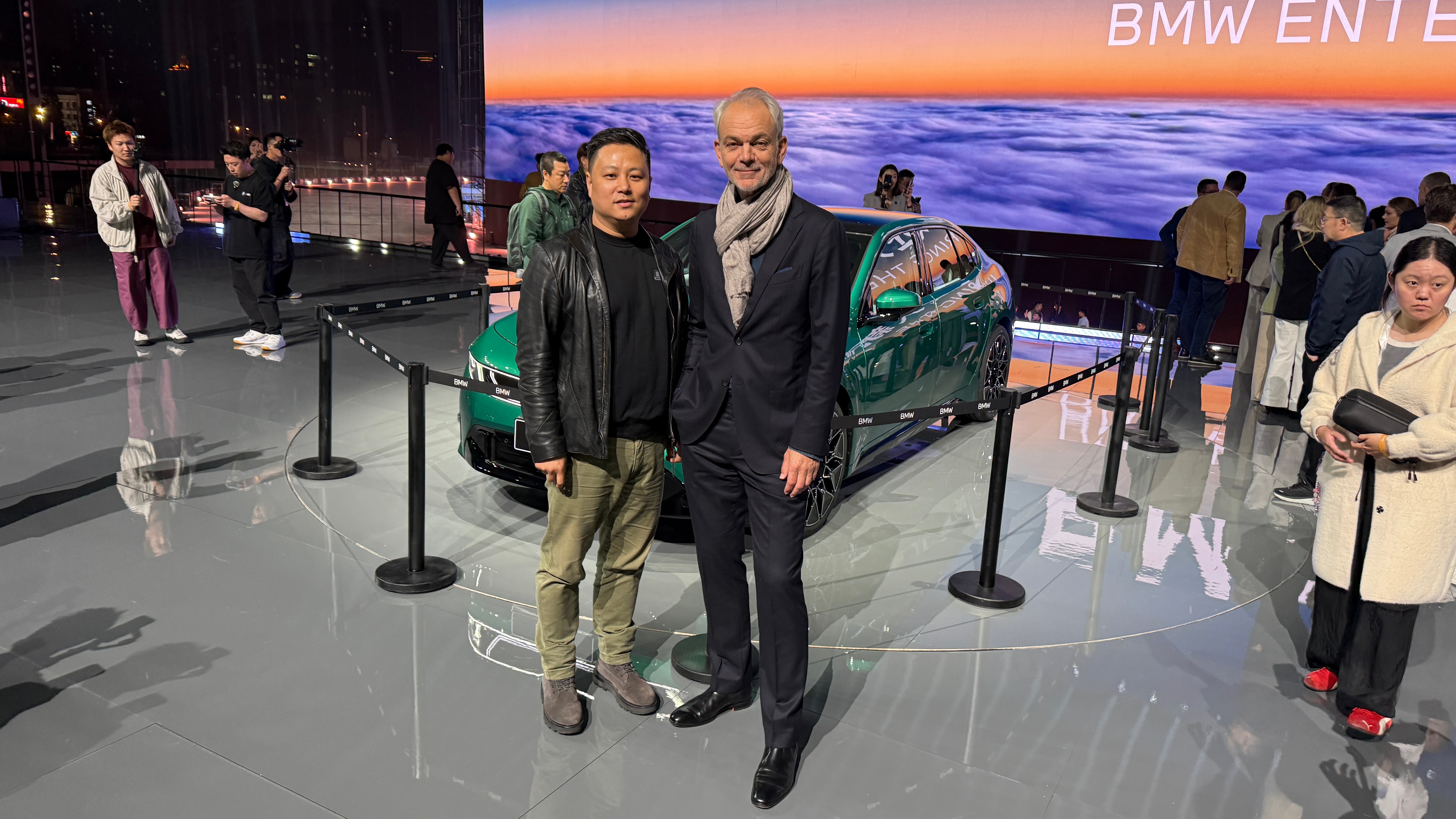 我7年前专访的时候和霍伊顿克合影，那时候我好像也是一身皮衣，我和他说，25号我们