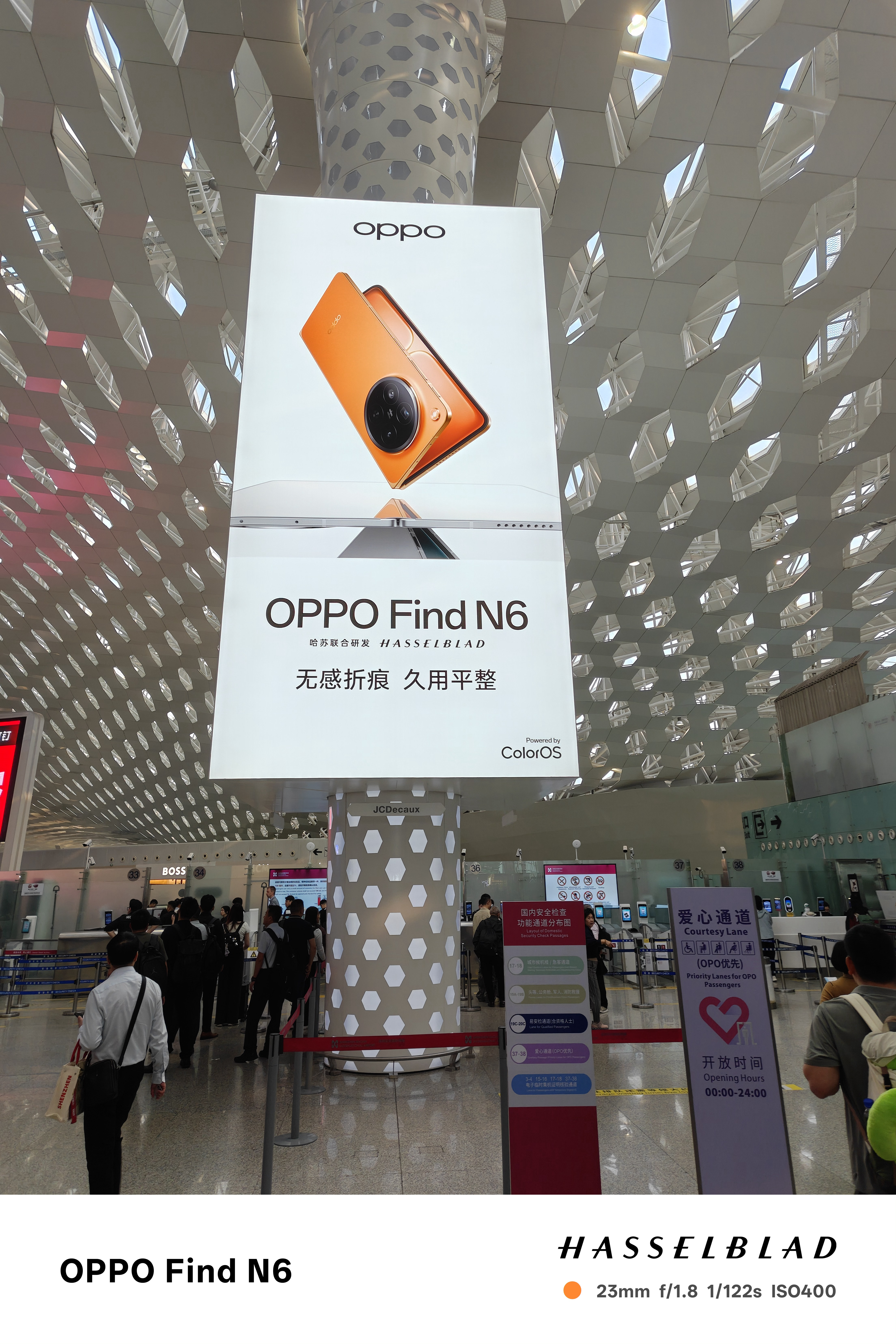 OPPO 还是蛮有钱的，深圳机场随处可见大屏广告