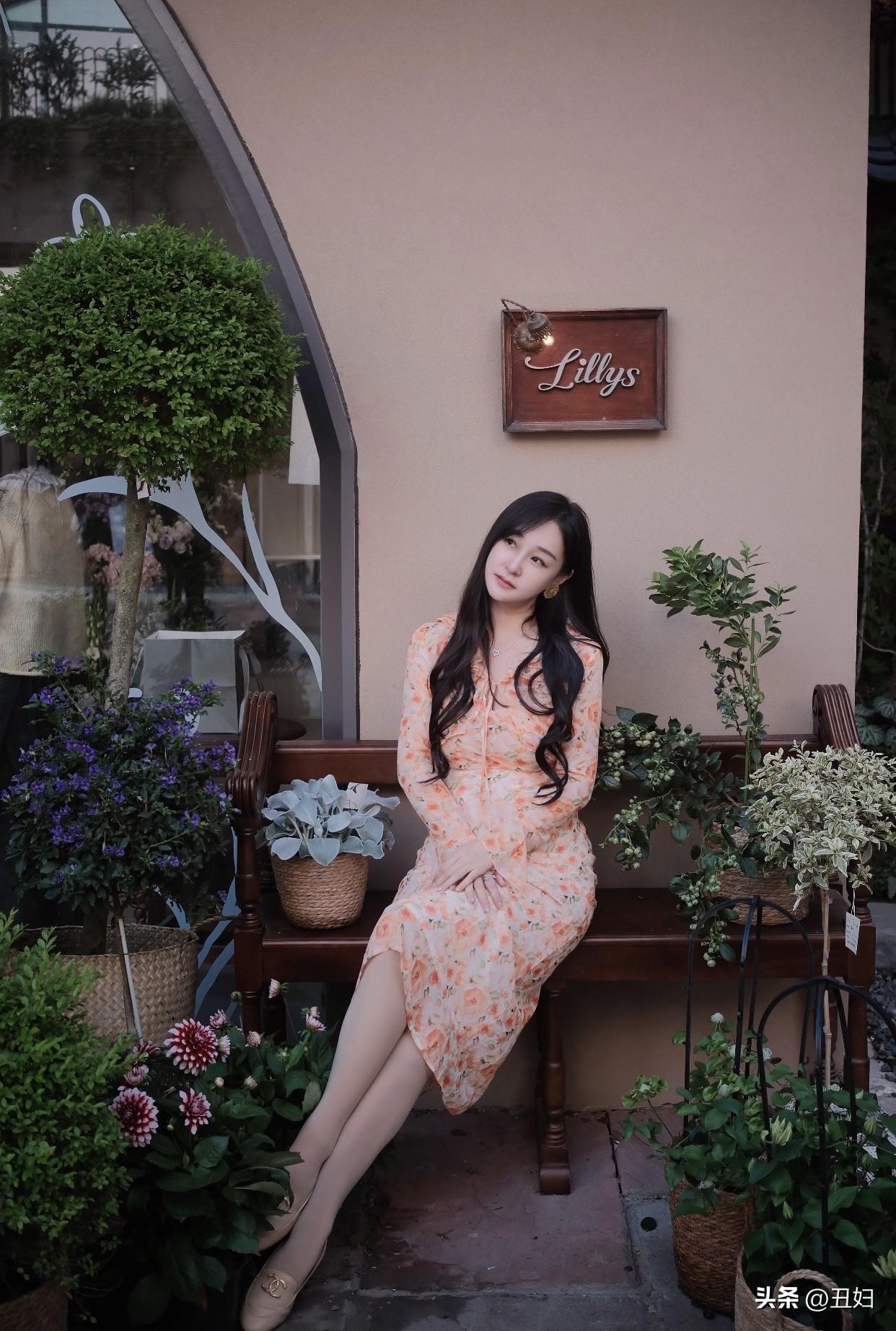 反观有些只靠脸的女生，把牌打得稀碎。而那些有敢翻脸底气、能活出自我的女生，魅力才