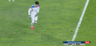费南多点球没进之后的这个机会，评论区大都在批评费南多过了门将之后没有第一时间射门