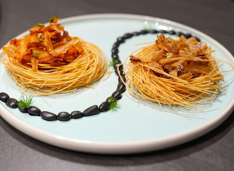 🍜苏东坡的“毒舌美食测评”
野史载苏轼贬惠州时，尝岭南土菜“龙虎斗”（蛇炖猫肉