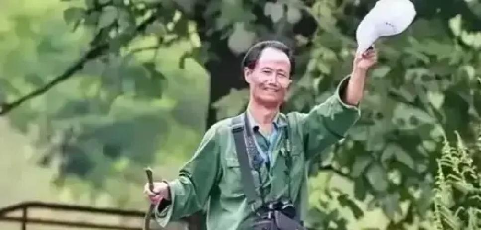 [微风]1998年，大学教授何家庆来到深山调研，由于过于饥饿，于是就向村民讨吃的
