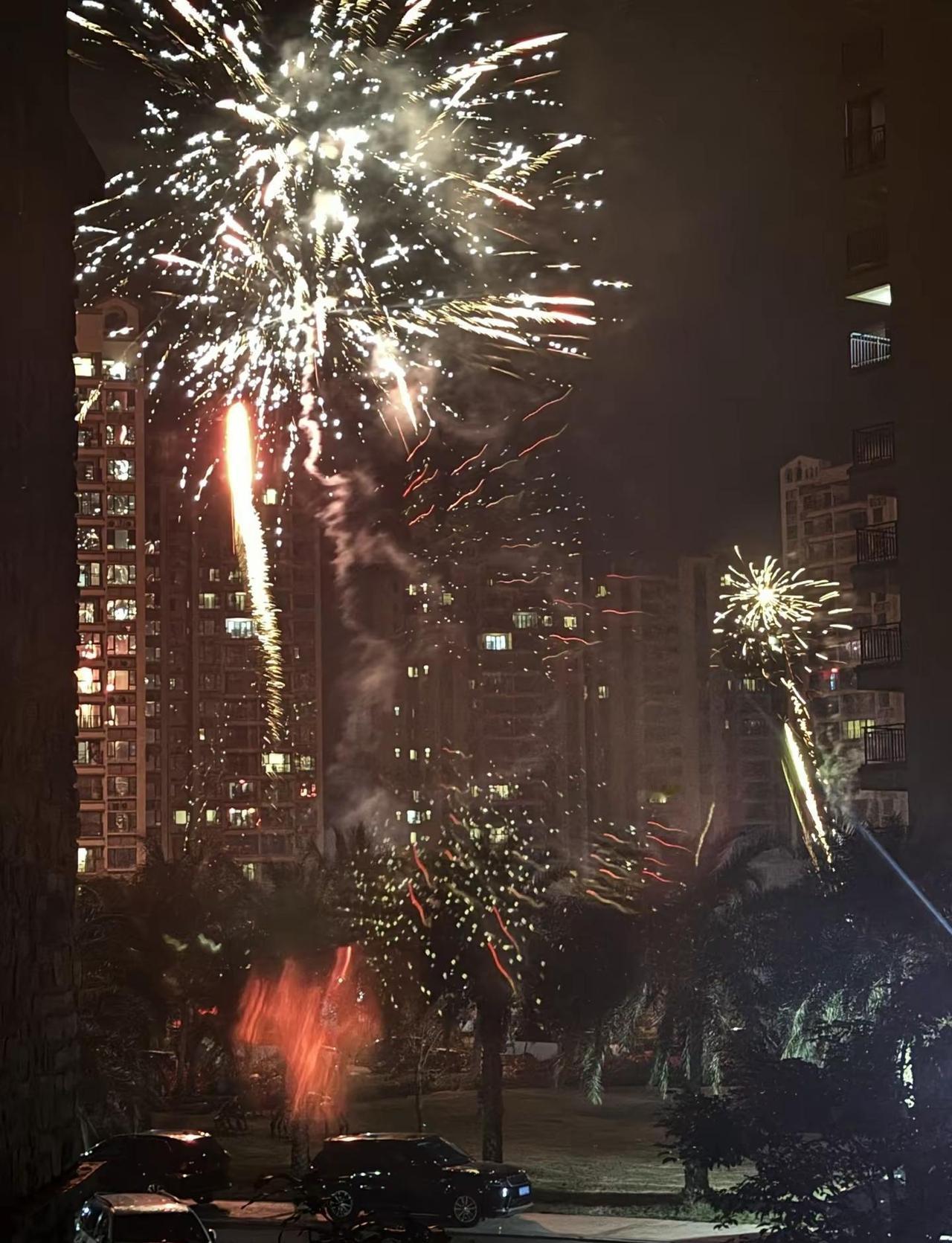 此刻没什么事，心里一片平静 平静就很好，平静就很难得。新年烟花绽放