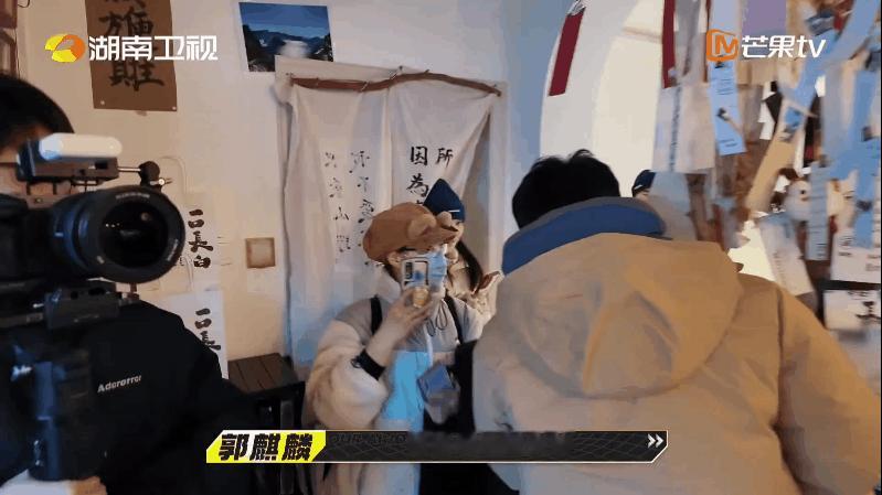 #郭麒麟e人属性大爆发# OMG，郭麒麟这也太e了吧[哇]进咖啡店偶遇顾客随时随