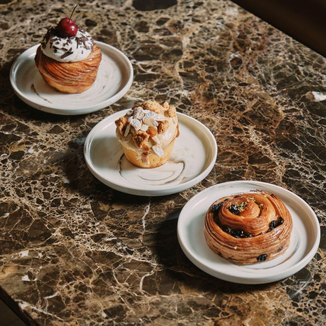 人来是课，人走是缘
 
不必执着任何人的停留。
 
生活里的人来人往，
都不是无