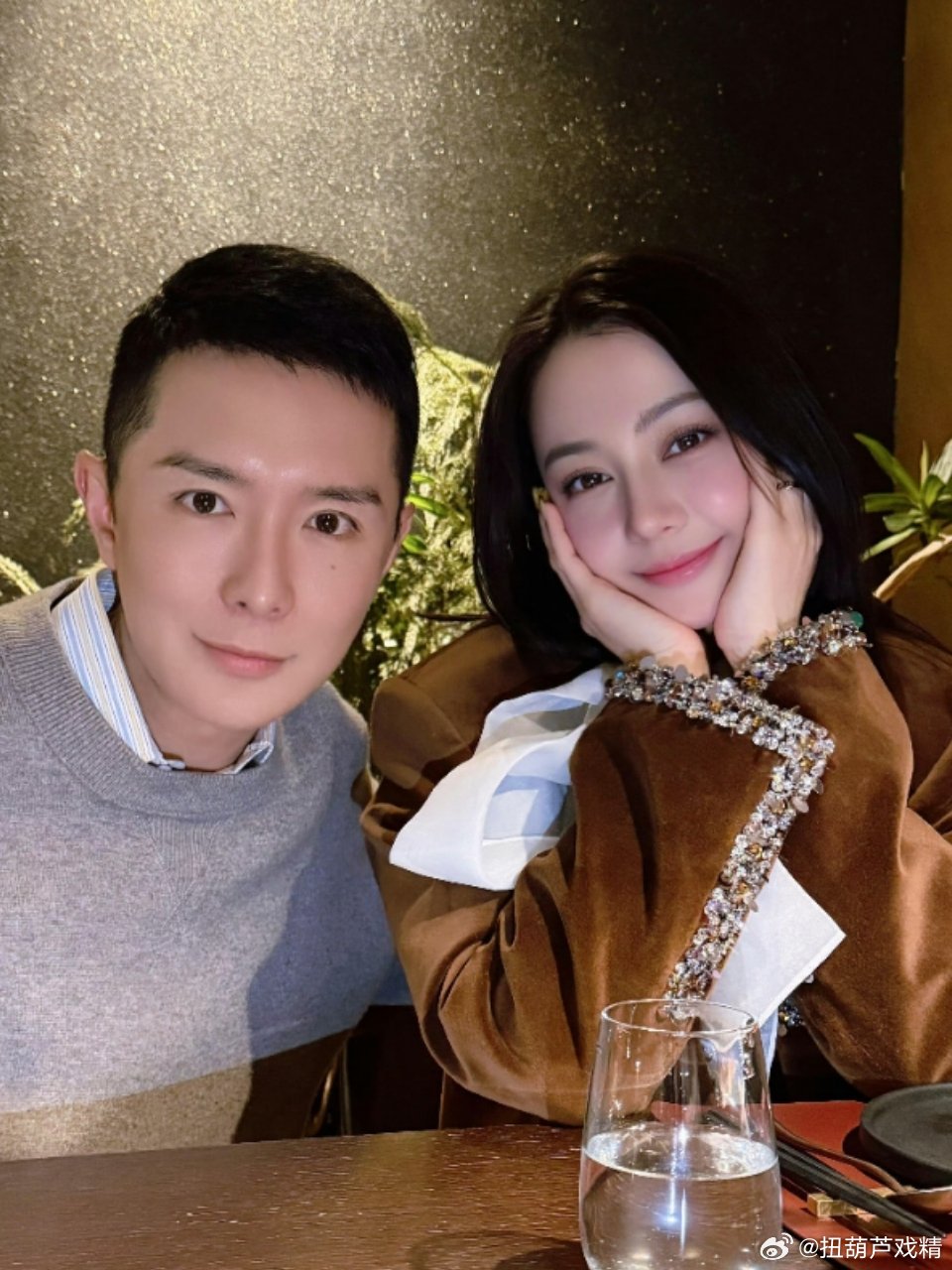 热巴最新的状态，为啥要捂脸呢？还没瘦下来？ 