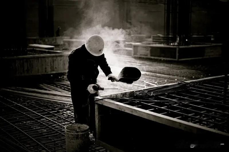 凌晨两点,工棚外的风还在呼啸,我捧着刚煮好的面条,热气腾腾地往脸上扑。

这是第