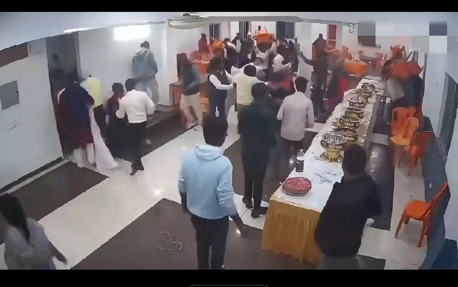印度一婚礼因甜品短缺上演互殴，男女双方亲友大打出手！最后婚礼也取消退婚了，女方还