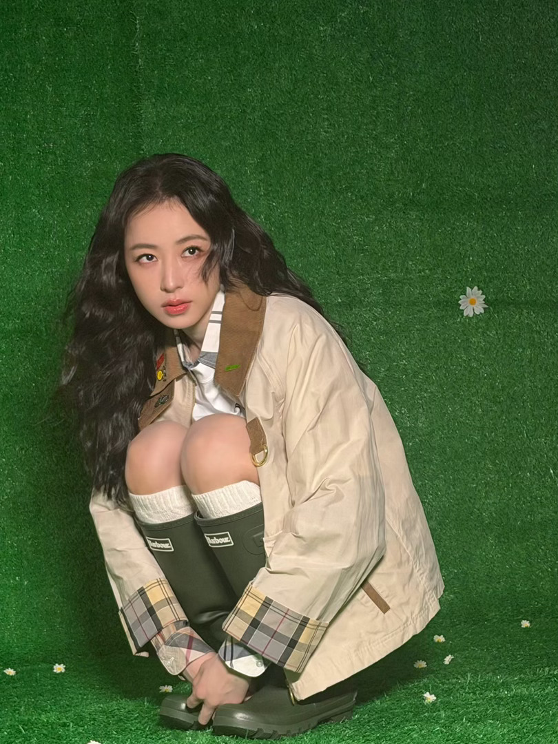 想魂穿周雨彤手里牵着的那只小狗被周雨彤的英伦风硬控了想魂穿周雨彤手里牵着的那只小