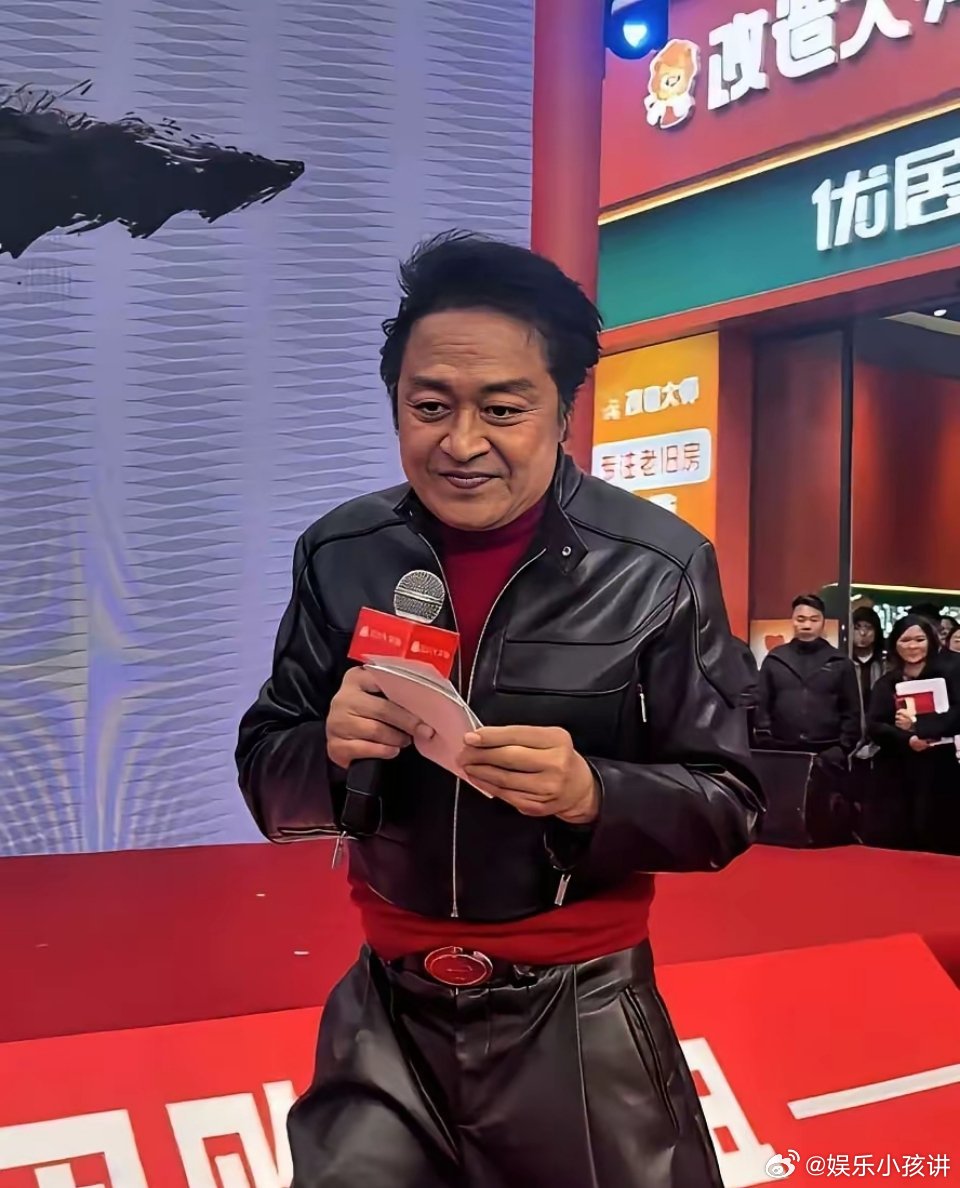 马景涛也是沦落如此地步，婚姻失败，要抚养孩子，事业不景气，只能在小县城商演，看起