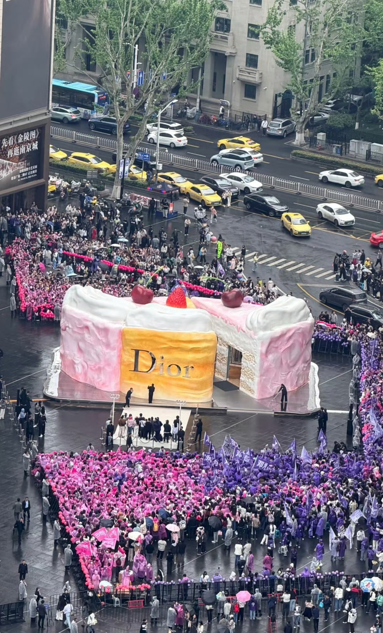 迪丽热巴 邓为迪奥线下活动人气远景对比 